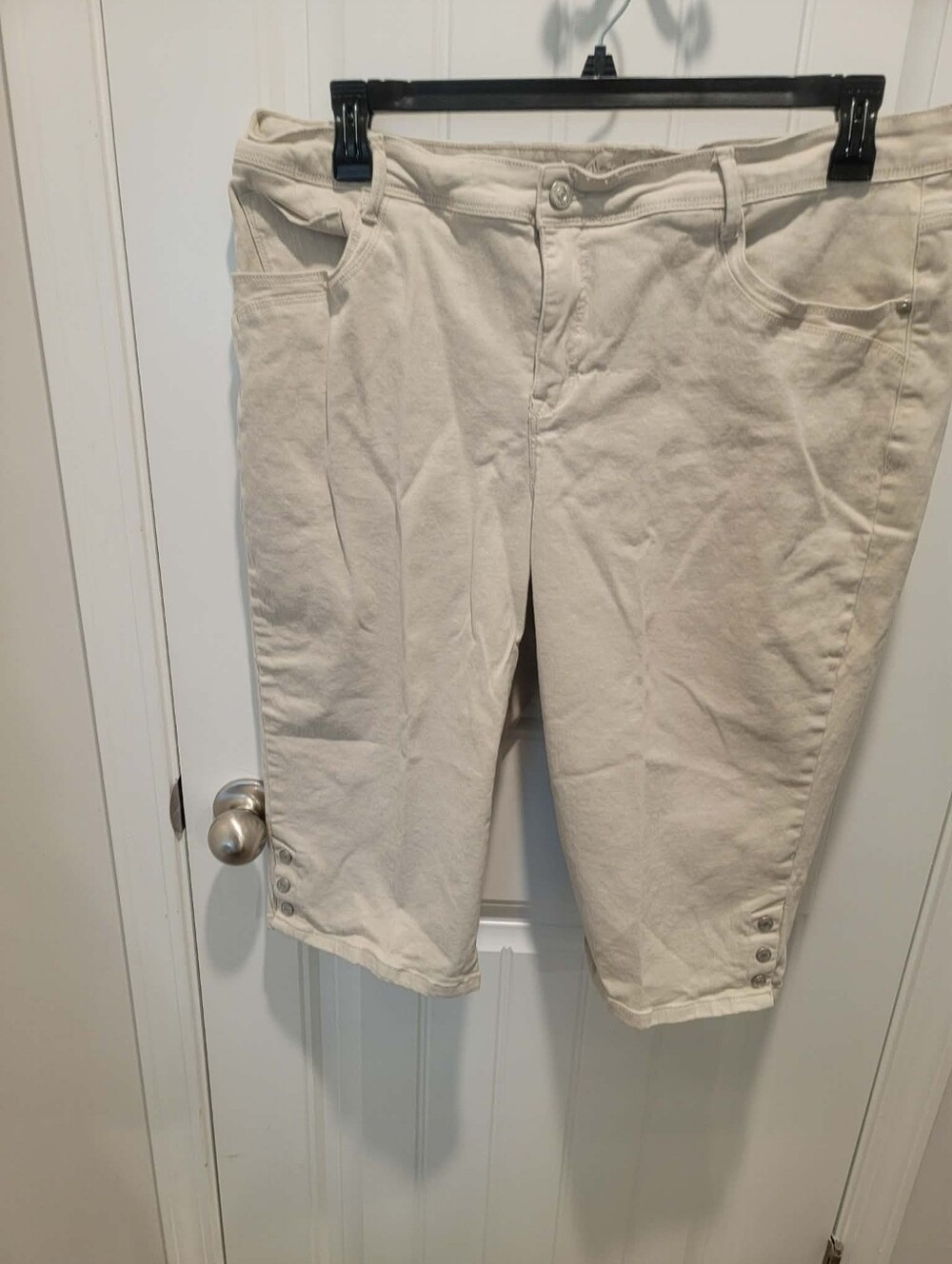 Gloria Vanderbilt Size 16W "All Around Slimming Effect" Cream Capris w/Snaps Leg